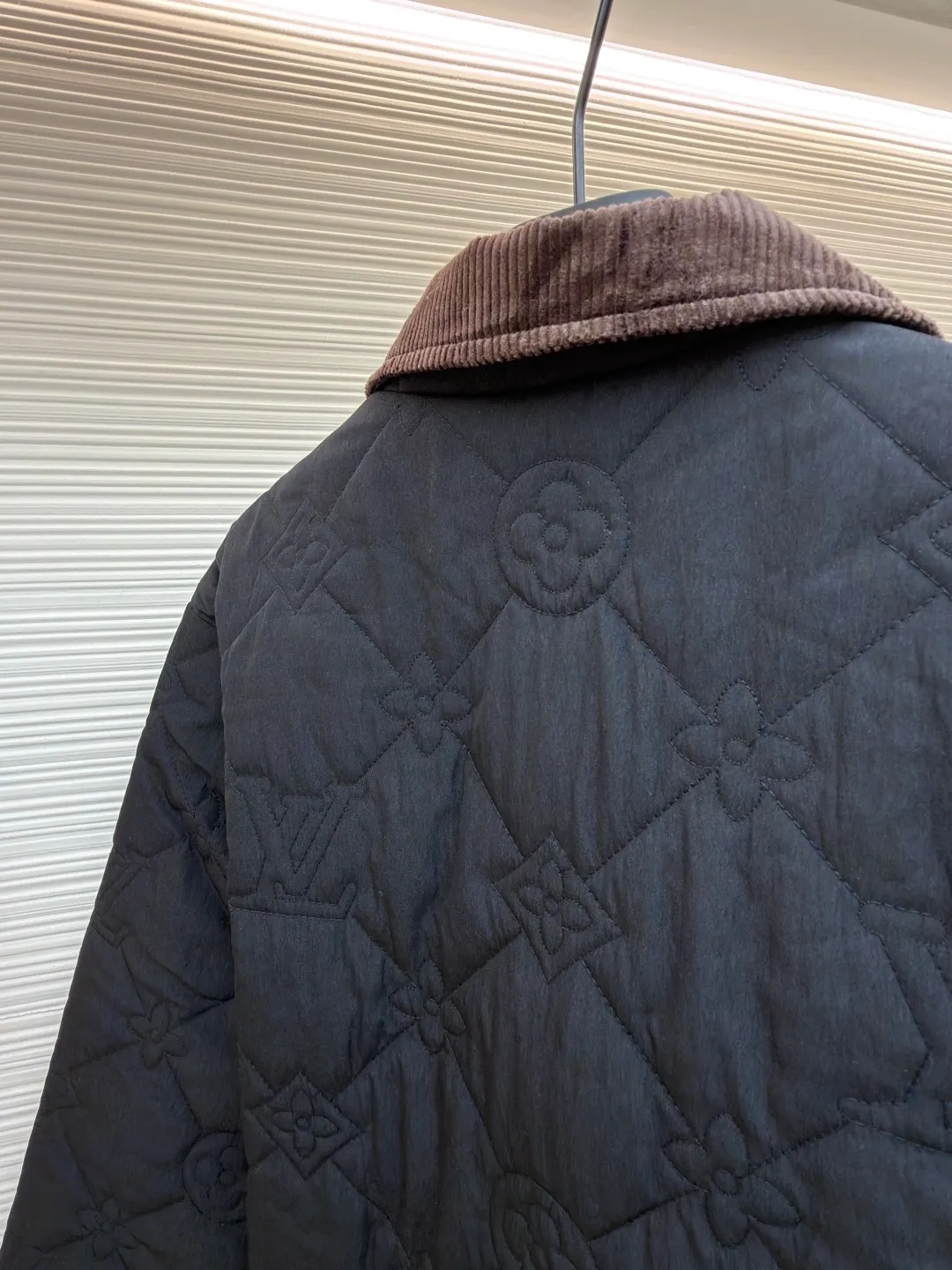 LOUIS VUITTON x Tyler spliced fitted lapel jacket ●Item number: 1681561-B15 ●Material: cotton fabric ●Technology: positioning cutting machine ●Color: black ●Version: fitted version ●Weight: about 545g ●Size: 44-46-48-50 ●Description: The padded cotton jacket uses a lightweight design to control the changing seasons, showing the bright style of the brand's collaboration with Tyler, full-width Monogram Cray graphic quilting adds elegance, while contrasting corduroy collar and trim add a preppy feel. Allover embroidered quilting with corduroy collar and trim, snap closure at front, front pockets with velvet trim and snap buttons, lining, and a great upper! The overall wiring is straight and delicate, the fabric is comfortable and soft, and the color is consistent without color difference. It can be matched with the same style to create a fashionable look and control various occasions. Customized accessories, complete with three standards, same style for men and women!